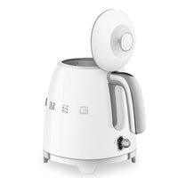 Smeg 0.8 L Mini Cordless Electric Kettle - KLF05WHUS|Mini bouilloire électrique Smeg sans fil de 0,8 l - KLF05WHUS