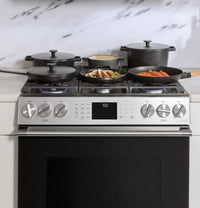 Café 5.6 Cu. Ft. Front-Control Gas Convection Range - CCGS700M2NS5 | Cuisinière à gaz Café de 5,6 pi3 à convection avec commandes à l’avant - CCGS700M2NS5 | CCGS700N